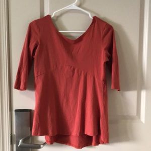 Rusty orange high-low shirt.